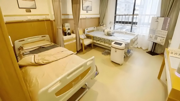 2025深圳落户细则_变态男躲女神床下，尺度生猛的日本电影！ 变态男躲女本电影毕天
